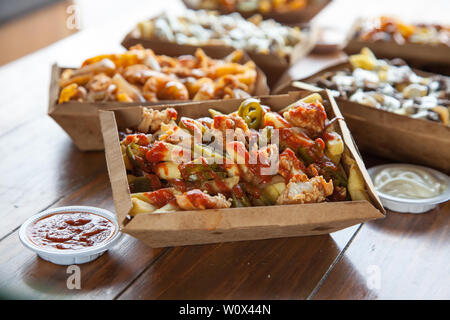 Poutine Pommes frites Curly dips Soße Stockfoto