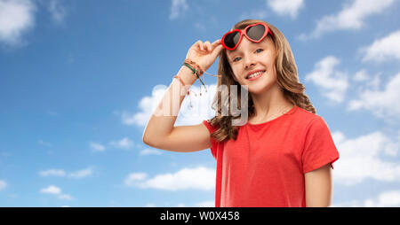 Happy teenage Girl in roten herzförmigen Sonnenbrille Stockfoto