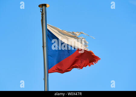 Zerfetzte Tschechische Republik Flagge gegen blauen Himmel weht in der Wind mit Kopierbereich Stockfoto