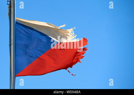 Zerfetzte Tschechische Republik Flagge gegen blauen Himmel weht in der Wind mit Kopierbereich Stockfoto