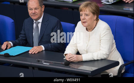 Berlin, Deutschland. 27 Juni, 2019. Finanzminister Olaf Scholz (SPD) und Bundeskanzlerin Angela Merkel 107. Plenarsitzung im Deutschen Bundestag in Berlin, Deutschland am 27.06.2019. | Verwendung der weltweiten Kredit: dpa/Alamy leben Nachrichten Stockfoto