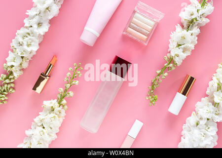 Gesichtsbehandlung Kosmetik Schönheit Produkte mit weißen Blumen auf Pastellrosa Desktop Hintergrund. natürliche Schönheit Hautpflege Layout, Ansicht von oben, flach. Stockfoto