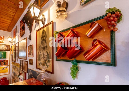 Traditionelles Kaffeehaus (kafeneio) im Dorf Lasta, Arcadia, Peloponnes, Griechenland. Der Shop ist selbst verwaltet, die Besucher macht Kaffee von sich. Stockfoto