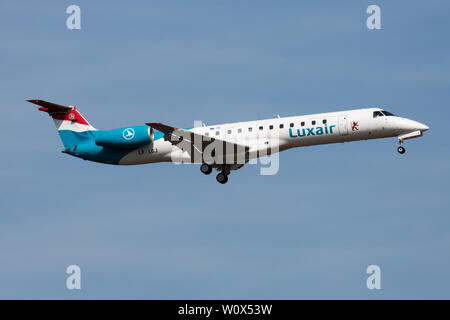 FRANKFURT/Deutschland - vom 21. AUGUST 2013: Luxair Embraer ERJ-145 LX-LGJ Passagierflugzeug landen am Flughafen Frankfurt Stockfoto