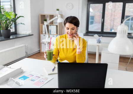 Ui-Designer, die auf dem Smartphone im Büro Stockfoto