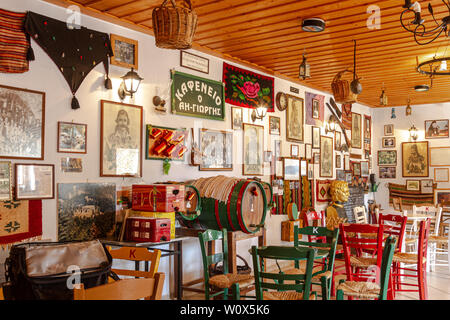 Traditionelles Kaffeehaus (kafeneio) im Dorf Lasta, Arcadia, Peloponnes, Griechenland. Der Shop ist selbst verwaltet, die Besucher macht Kaffee von sich. Stockfoto