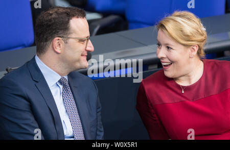 Berlin, Deutschland. 27 Juni, 2019. Minister für Gesundheit Jens Spahn (CDU) und Bundesfamilienministerin Franziska GIFFEY (SPD) 107. Plenartagung im Deutschen Bundestag in Berlin, Deutschland am 27.06.2019. | Verwendung der weltweiten Kredit: dpa/Alamy leben Nachrichten Stockfoto