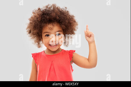 Wenig African American Girl zeigt mit dem Finger auf Stockfoto