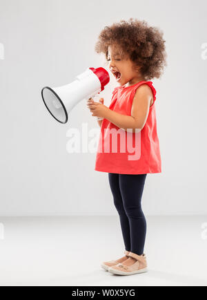 Kleine afrikanische amerikanische Mädchen schreien zu Megafon Stockfoto