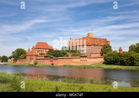 Das Castel in Malbork (Marienburg) als aus dem Fluss Fluß Nogat gesehen. Teutonic Knights Architektur in Polen. Stockfoto