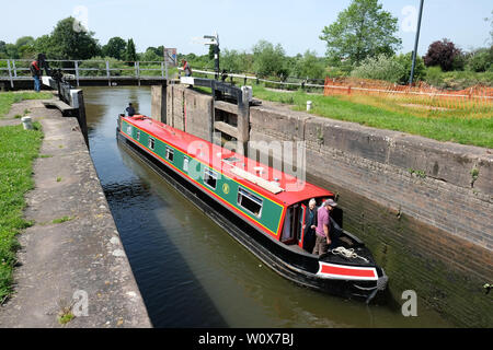 Diglis, Worcester, Großbritannien - Juni 2019 - ein Kanal Boot führt durch die Schleusen bei diglis Becken in Worcester an einem heißen sonnigen Tag. Die Worcester & Birmingham Canal verbindet der Fluss Severn in Worcester. Foto Steven Mai/Alamy leben Nachrichten Stockfoto