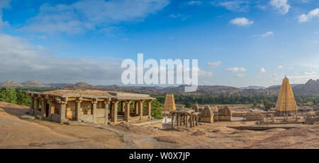 Einen Panoramablick über Hampi mit seinem Tempel und Ruinen bei Sonnenaufgang Stockfoto