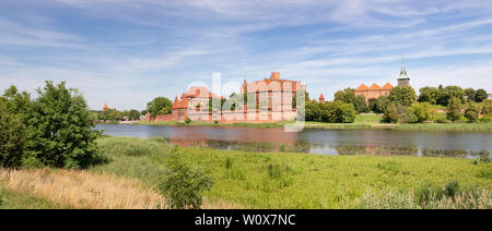 Das Castel in Malbork (Marienburg) als aus dem Fluss Fluß Nogat gesehen. Teutonic Knights Architektur in Polen. Stockfoto