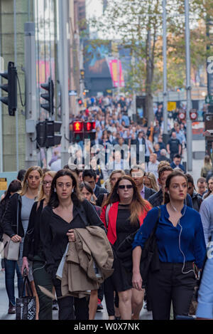 Morgen Peak Hour Pendler zu Fuß entlang der nur Sydney CBD Fußgängerzone Martin auf einer kühlen Herbst morgen in Australien Stockfoto