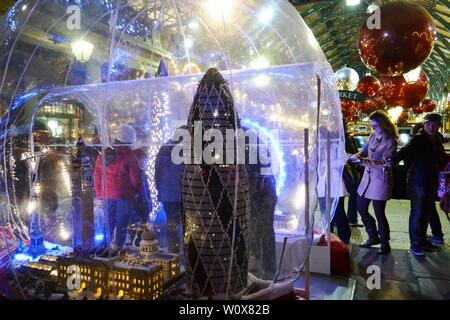 London/Großbritannien - 27. November 2013: Personen, die Modelle der berühmten Londoner Sehenswürdigkeiten im Covent Garden Apple Markt für Weihnachten dekoriert ausgesetzt. Stockfoto