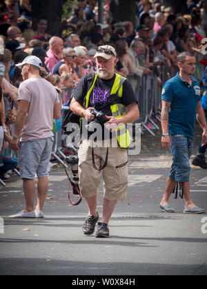 Offizielle Veranstaltung Fotograf tragen Hi-vis und zwei professionelle Kameras Stockfoto