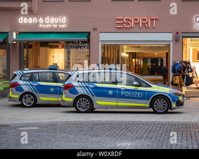 Augsburg, Deutschland - 26 März, 2019: Deutsche Polizei Auto vom Freistaat Bayern mit den Buchstaben Polizei an der Tür Stockfoto