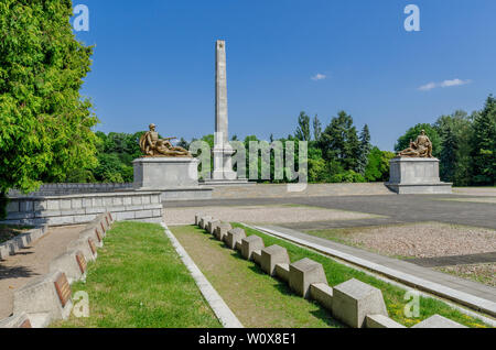 Sowjetische Militär Mausoleum Friedhof. Denkmal für die sowjetischen Soldaten starben gegen Nazi-Deutschland zu kämpfen. Warschau, mazovian Provinz, Polen. Stockfoto