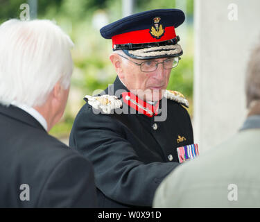 Cumbernauld, Großbritannien. 28. Juni 2019. Im Bild: Die Königinnen Guard. Bei der Ankunft am Greenfaulds High School, Ihre Majestät wird von der Lord Lieutenant von Dunbartonshire und der Herr Leutnant Lanarkshire, bevor Sie auf das zentrale Atrium, wo ein Gaelic Begrüßung durch ältere Schüler aus der Schule getroffen. Die Königin wird eingeladen, eine Ausstellung und der Schulleitung zu sehen, zusammen mit lokalen Historiker, die Geschichte der Schule erklären. Credit: Colin Fisher/Alamy leben Nachrichten Stockfoto