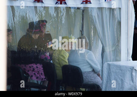 Cumbernauld, Großbritannien. 28. Juni 2019. Im Bild: Ihre Majestät die Königin. Bei der Ankunft am Greenfaulds High School, Ihre Majestät wird von der Lord Lieutenant von Dunbartonshire und der Herr Leutnant Lanarkshire, bevor Sie auf das zentrale Atrium, wo ein Gaelic Begrüßung durch ältere Schüler aus der Schule getroffen. Die Königin wird eingeladen, eine Ausstellung und der Schulleitung zu sehen, zusammen mit lokalen Historiker, die Geschichte der Schule erklären. Credit: Colin Fisher/Alamy leben Nachrichten Stockfoto