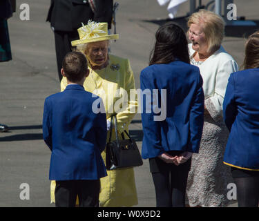 Cumbernauld, Großbritannien. 28. Juni 2019. Im Bild: Ihre Majestät die Königin. Bei der Ankunft am Greenfaulds High School, Ihre Majestät wird von der Lord Lieutenant von Dunbartonshire und der Herr Leutnant Lanarkshire, bevor Sie auf das zentrale Atrium, wo ein Gaelic Begrüßung durch ältere Schüler aus der Schule getroffen. Die Königin wird eingeladen, eine Ausstellung und der Schulleitung zu sehen, zusammen mit lokalen Historiker, die Geschichte der Schule erklären. Credit: Colin Fisher/Alamy leben Nachrichten Stockfoto