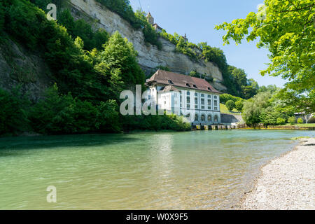 Fribourg, FR/Schweiz - vom 30. Mai 2019: historisches Wasserkraftwerk Gebäude auf dem Fluss Saane in der Stadt Freiburg Stockfoto