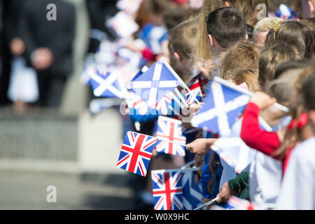 Cumbernauld, Großbritannien. 28. Juni 2019. Im Bild: Ihre Majestät die Königin. Bei der Ankunft am Greenfaulds High School, Ihre Majestät wird von der Lord Lieutenant von Dunbartonshire und der Herr Leutnant Lanarkshire, bevor Sie auf das zentrale Atrium, wo ein Gaelic Begrüßung durch ältere Schüler aus der Schule getroffen. Die Königin wird eingeladen, eine Ausstellung und der Schulleitung zu sehen, zusammen mit lokalen Historiker, die Geschichte der Schule erklären. Credit: Colin Fisher/Alamy leben Nachrichten Stockfoto