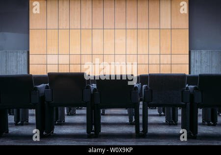 Selektive Perspektive in Richtung leer Publikum sitze und Bühne im generischen Schauspiel Theater, bevor die Leistung Stockfoto