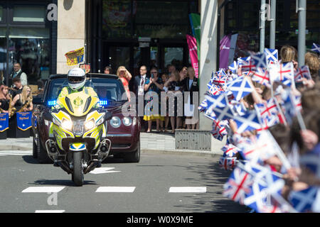 Cumbernauld, Großbritannien. 28. Juni 2019. Im Bild: Ihre Majestät die Königin. Bei der Ankunft am Greenfaulds High School, Ihre Majestät wird von der Lord Lieutenant von Dunbartonshire und der Herr Leutnant Lanarkshire, bevor Sie auf das zentrale Atrium, wo ein Gaelic Begrüßung durch ältere Schüler aus der Schule getroffen. Die Königin wird eingeladen, eine Ausstellung und der Schulleitung zu sehen, zusammen mit lokalen Historiker, die Geschichte der Schule erklären. Credit: Colin Fisher/Alamy leben Nachrichten Stockfoto