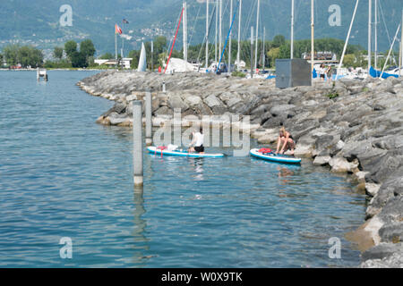 Villeneuve VD/Schweiz - vom 31. Mai 2019: Frauen bereiten Villeneuve Hafen am Genfer See auf einem paddleboard Ausflug während der Ferien zu verlassen Stockfoto