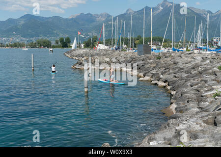 Villeneuve VD/Schweiz - vom 31. Mai 2019: Frauen bereiten Villeneuve Hafen am Genfer See auf einem paddleboard Ausflug während der Ferien zu verlassen Stockfoto