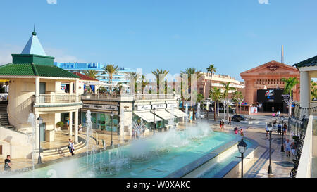 Centro Comercial Safari, Las Americas, Tenerife, Kanarische Inseln, Spanien, beliebter Platz mit einem Brunnen von Hotels und Restaurants umgeben. Stockfoto