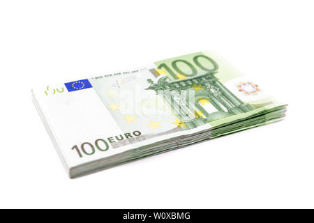 Stapel von 100 Euro Banknoten. Europäische Währung geld Banknoten auf weißem Hintergrund isoliert. Perspektivische Ansicht Nahaufnahme. Gehalt, Einsparungen, Europäische Union. Stockfoto