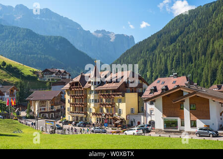 Blick in Selva eine schöne Alp Dorf in den Dolomiten, Italien Stockfoto