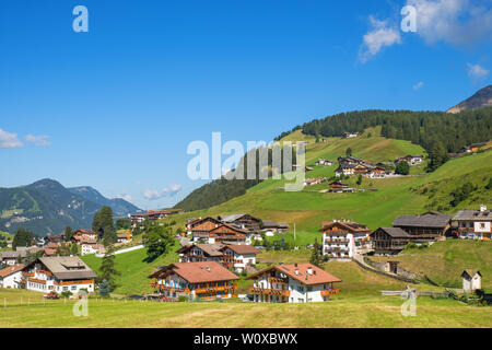 Ansicht mit Wohnbauten in den Alpen Stockfoto