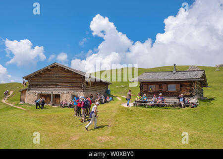 Berghütte mit Wanderer auf einem Alpen Wiese Stockfoto