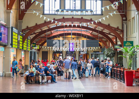Die Menschen in der Wartehalle am Bahnhof Göteborg Stockfoto