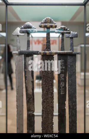 Wikinger Schwert, Blick auf das 9. Jahrhundert Viking Schwerter in der Telemark Region Norwegen entdeckt, im Historischen Museum, Oslo. Stockfoto