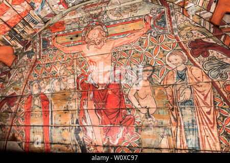 Historisches Museum Oslo, Blick auf die Kreuzigung in der Al Stabkirche Decke (1250 AD) in der mittelalterlichen Galerie der Osloer Historisches Museum gelegen. Stockfoto