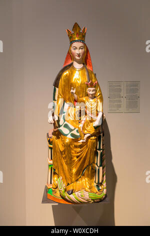 Jungfrau Maria Kind, Nachbildung einer Jungfrau Maria mit Kind (ca. 1250s) aus der Stabkirche Hedalen, mittelalterliche Galerie des Historischen Museums, Oslo Stockfoto