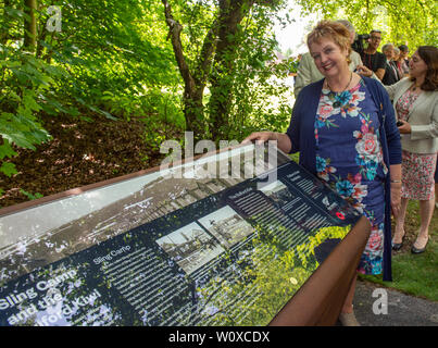 Bulford, Wiltshire, UK. 28. Juni 2019. Würdenträger und Gäste waren bei der Enthüllung eines Erbes Zeichen von der neuseeländischen Regierung in Auftrag gegeben wurde, die der 100. Jahrestag seit der Fertigstellung der Bulford Kiwi und in Anerkennung der Neuseeländer an Sling Camp auf Basis von 1914 bis 1919 zu gedenken. Bild: Claudia Braun, Autor von "Die bulford Kiwi: Kiwi Wir Hinter 'Links. Credit: Peter Manning/Alamy leben Nachrichten Stockfoto