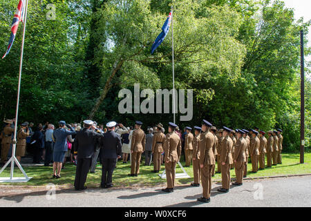 Bulford, Wiltshire, UK. 28. Juni 2019. Würdenträger und Gäste waren bei der Enthüllung eines Erbes Zeichen von der neuseeländischen Regierung in Auftrag gegeben wurde, die der 100. Jahrestag seit der Fertigstellung der Bulford Kiwi und in Anerkennung der Neuseeländer an Sling Camp auf Basis von 1914 bis 1919 zu gedenken. Credit: Peter Manning/Alamy leben Nachrichten Stockfoto