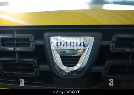 Bukarest, Rumänien - Juni 28, 2019: Details mit dem Logo des rumänischen Automobilherstellers Dacia Stockfoto