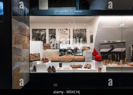 Blick auf eine Anzeige von alltäglichen Norwegische Besitzungen während der deutschen Besatzung im Zweiten Weltkrieg, Norwegian Resistance Museum, Oslo, Norwegen Stockfoto