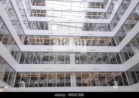 Bukarest, Rumänien - Juni 28, 2019: Corporate Arbeitnehmer in einem Bürogebäude in Bukarest, Rumänien. Stockfoto