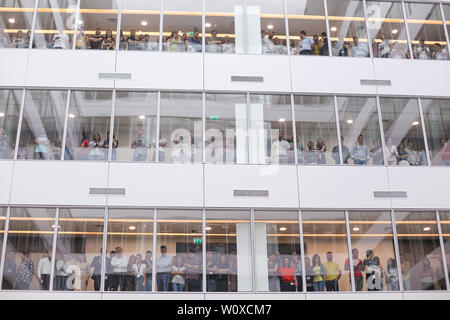 Bukarest, Rumänien - Juni 28, 2019: Corporate Arbeitnehmer in einem Bürogebäude in Bukarest, Rumänien. Stockfoto