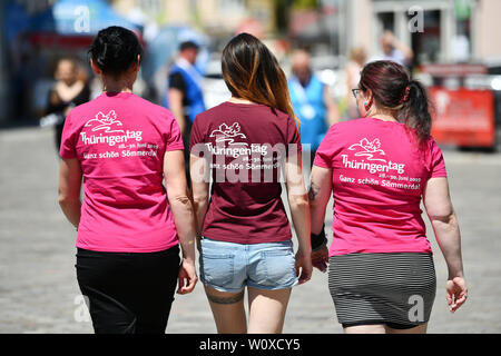 28. Juni 2019, Thüringen, Sömmerda: Drei junge Frauen gehen mit T-Shirts, auf denen Werbung für Thüringen Tag auf dem Festivalgelände gedruckt wird. Die Thüringen Tag findet statt vom 28.06.2019 bis 30.06.2019 in Sömmerda. Foto: Frank Mai/dpa-Zentralbild/dpa Stockfoto