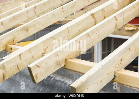 Holz Dach Fachwerk oder Trägern auf einem neuen Haus während der Bauphase Stockfoto