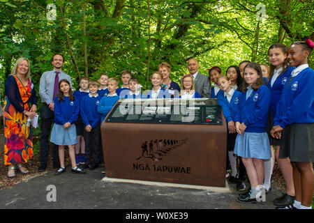 Bulford, Wiltshire, UK. 28. Juni 2019. Würdenträger und Gäste waren bei der Enthüllung eines Erbes Zeichen von der neuseeländischen Regierung in Auftrag gegeben wurde, die der 100. Jahrestag seit der Fertigstellung der Bulford Kiwi und in Anerkennung der Neuseeländer an Sling Camp auf Basis von 1914 bis 1919 zu gedenken. Im Bild: Jahr 6, Kiwi, Schule. Credit: Peter Manning/Alamy leben Nachrichten Stockfoto