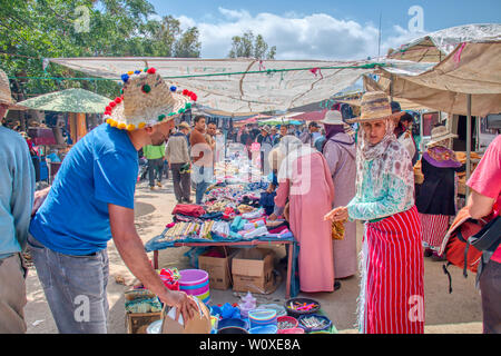 Oued Laou, Tetouan, Marokko - 4. Mai 2019: Samstage sind die markttage im Souk in Oued Laou, einem Dorf in der Provinz Tetouan. Stockfoto